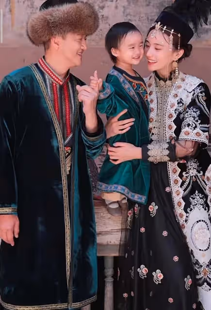 李亞鵬攜妻女拍新疆風寫真,海哈金喜襪子配人字拖,穿搭超接地氣