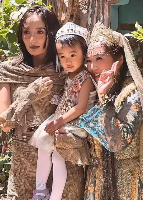 李亞鵬攜妻女拍新疆風寫真,海哈金喜襪子配人字拖,穿搭超接地氣