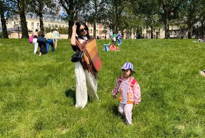 朱珠夫婦帶娃逛公園,王昀佳躺草地給妻女當「枕頭」,珠寶超享受