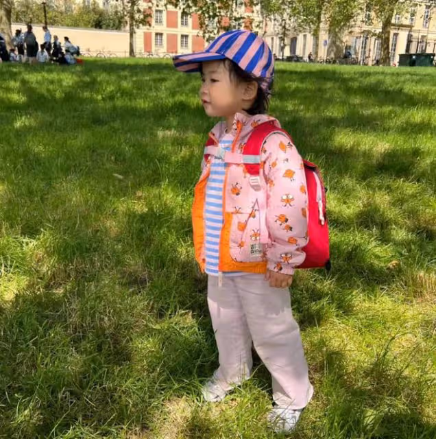 朱珠夫婦帶娃逛公園,王昀佳躺草地給妻女當「枕頭」,珠寶超享受