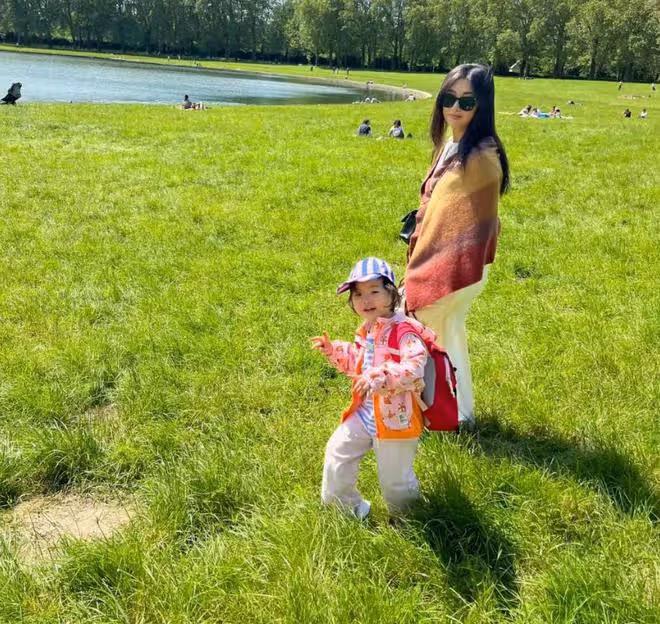 朱珠夫婦帶娃逛公園,王昀佳躺草地給妻女當「枕頭」,珠寶超享受