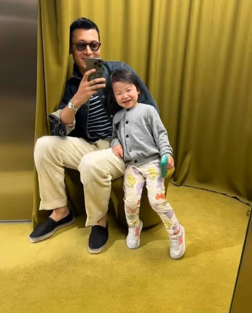 朱珠夫婦帶娃逛公園,王昀佳躺草地給妻女當「枕頭」,珠寶超享受