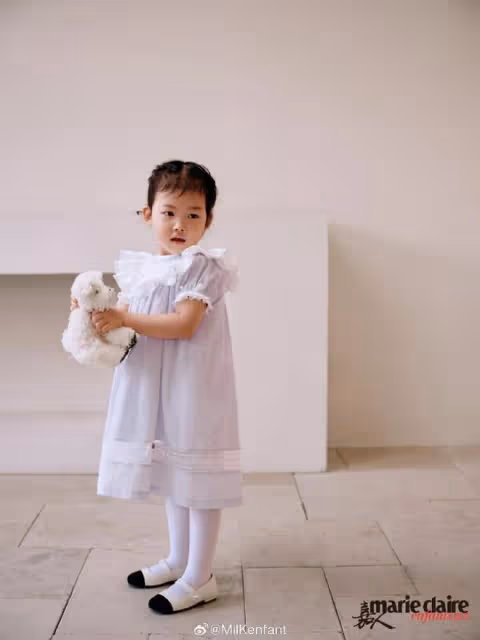 朱珠夫婦帶娃逛公園,王昀佳躺草地給妻女當「枕頭」,珠寶超享受