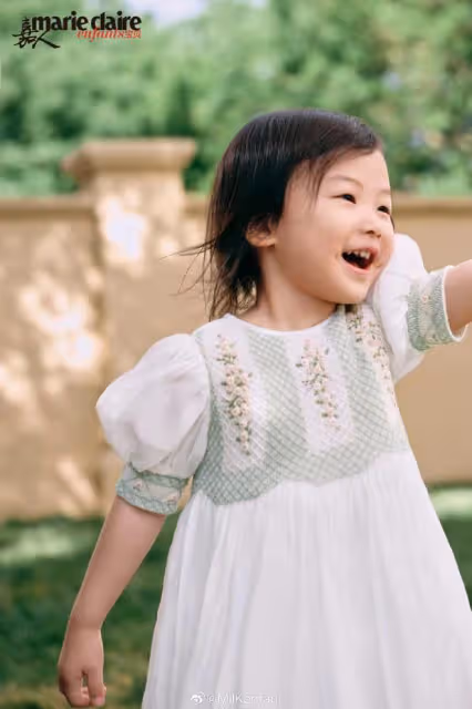 朱珠夫婦帶娃逛公園,王昀佳躺草地給妻女當「枕頭」,珠寶超享受