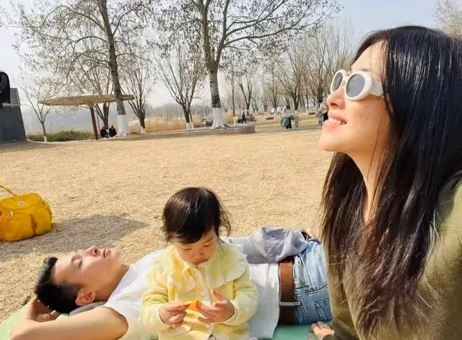 朱珠夫婦帶娃逛公園,王昀佳躺草地給妻女當「枕頭」,珠寶超享受