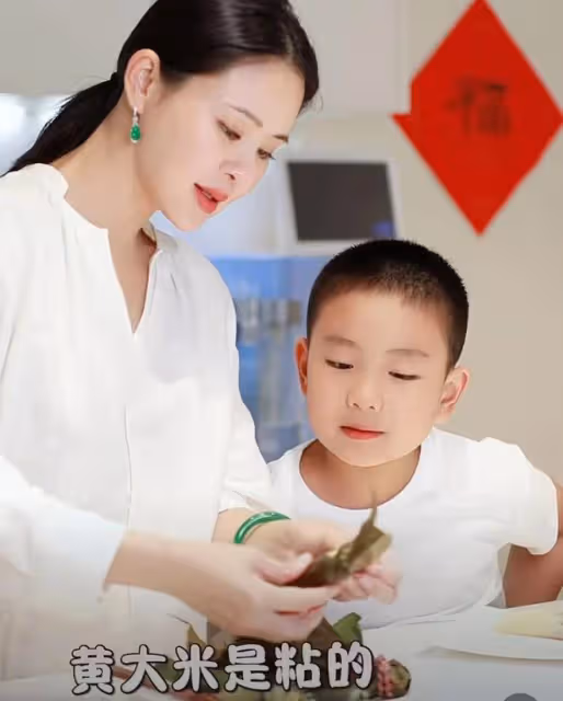 佟大為三胎兒子近照曝光,8歲弟弟白白胖胖,和爸爸長得一模一樣