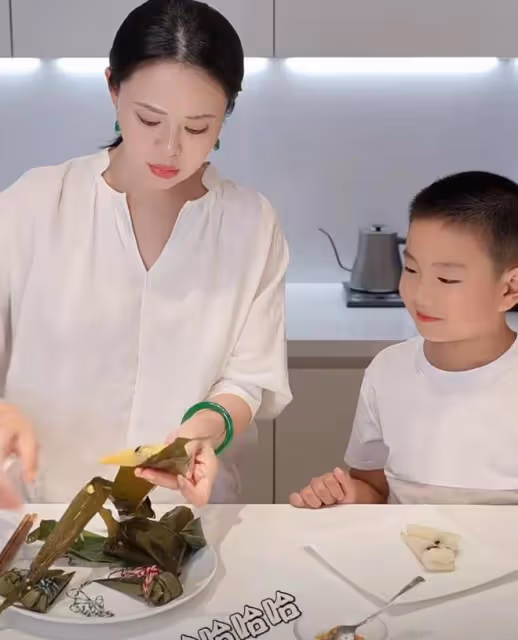 佟大為三胎兒子近照曝光,8歲弟弟白白胖胖,和爸爸長得一模一樣