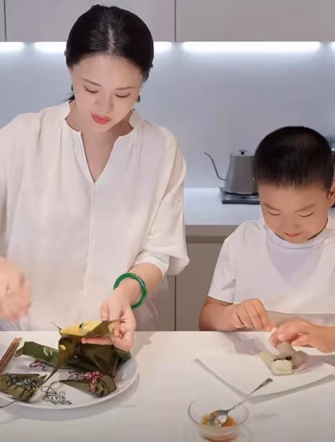 佟大為三胎兒子近照曝光,8歲弟弟白白胖胖,和爸爸長得一模一樣