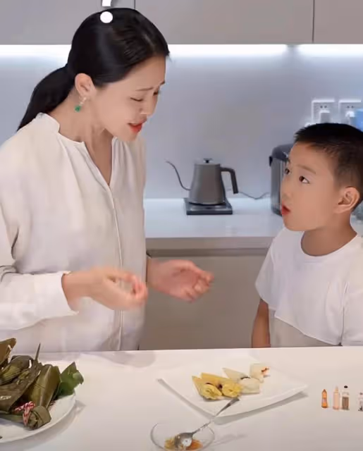 佟大為三胎兒子近照曝光，8歲弟弟白白胖胖，和爸爸長得一模一樣