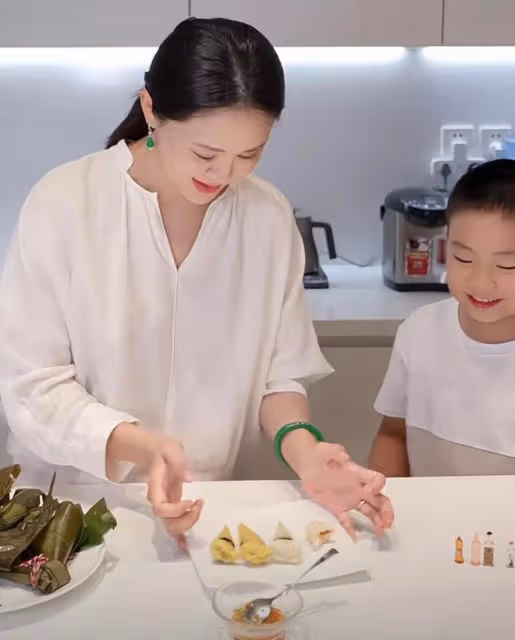 佟大為三胎兒子近照曝光，8歲弟弟白白胖胖，和爸爸長得一模一樣