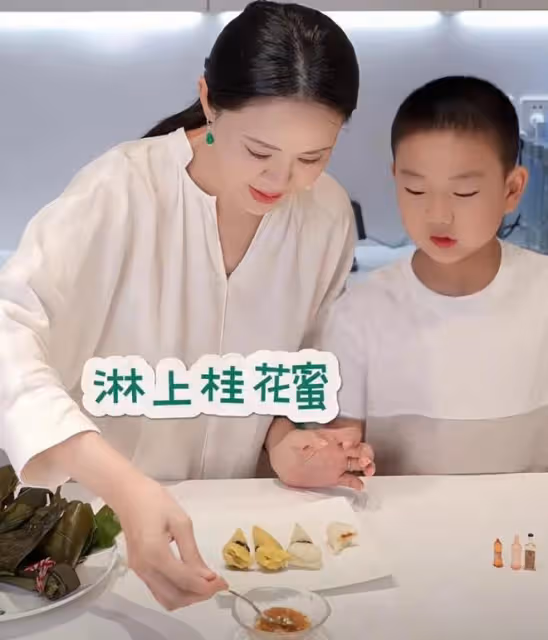 佟大為三胎兒子近照曝光，8歲弟弟白白胖胖，和爸爸長得一模一樣