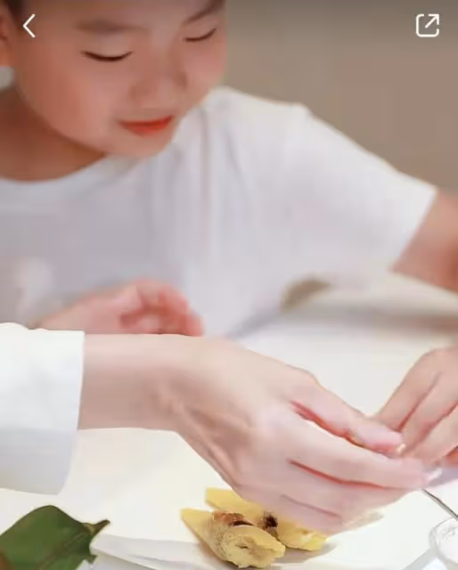 佟大為三胎兒子近照曝光，8歲弟弟白白胖胖，和爸爸長得一模一樣