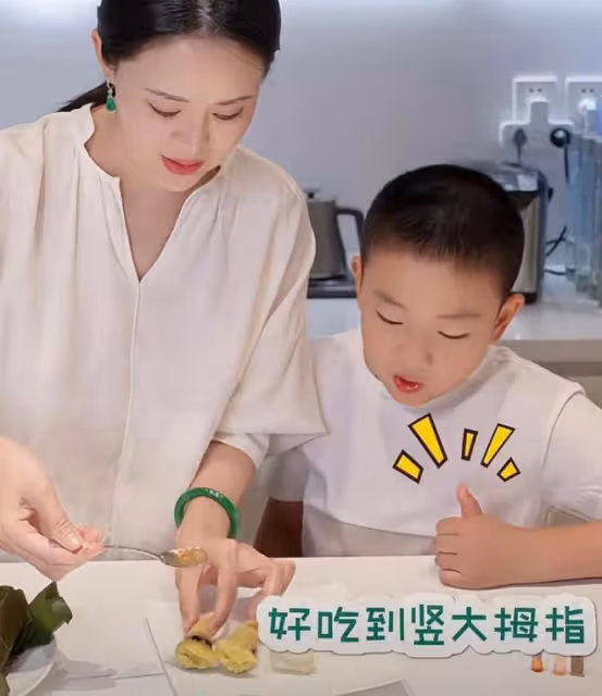 佟大為三胎兒子近照曝光，8歲弟弟白白胖胖，和爸爸長得一模一樣