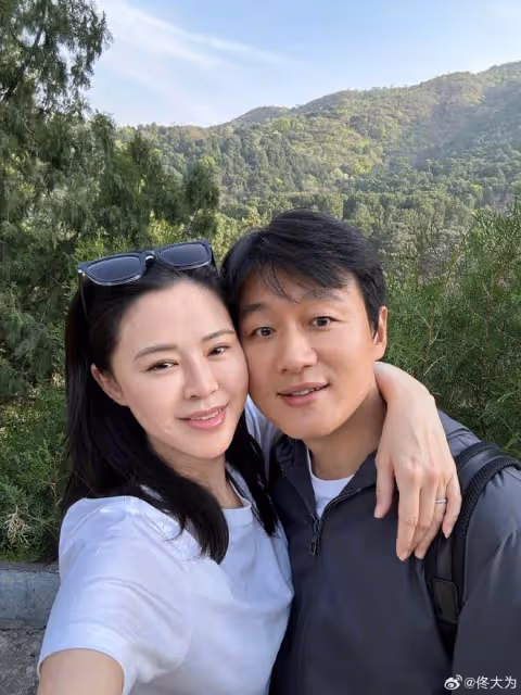 佟大為三胎兒子近照曝光，8歲弟弟白白胖胖，和爸爸長得一模一樣