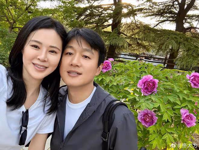 佟大為三胎兒子近照曝光，8歲弟弟白白胖胖，和爸爸長得一模一樣