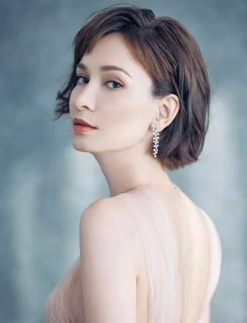 盧靖姍穿白色弔帶裙優雅美艷！她魔鬼身材性感火辣！