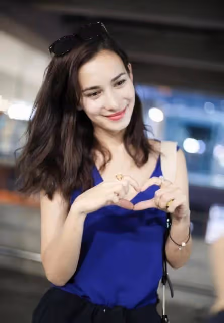 盧靖姍穿白色弔帶裙優雅美艷！她魔鬼身材性感火辣！