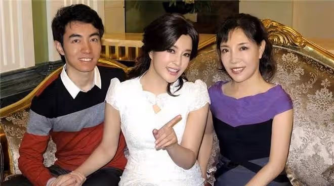騙了我們整整39年，原來她才是劉曉慶的親妹妹，難怪可以大紅大紫