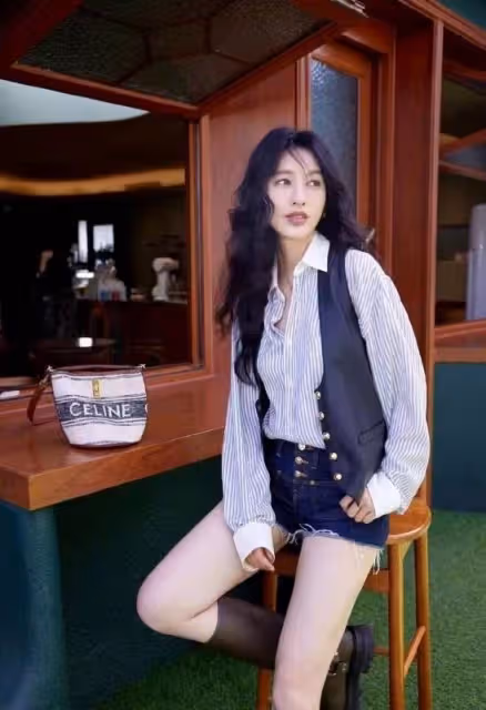 時尚女神張儷寫真：白襯衫+短褲+長靴展現完美大長腿，確實很有料