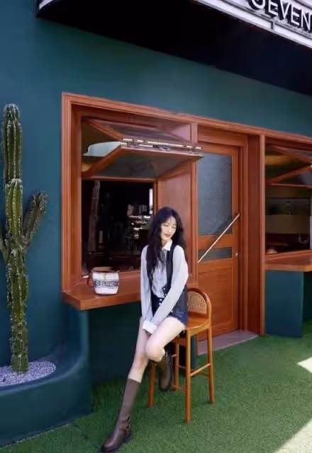 時尚女神張儷寫真：白襯衫+短褲+長靴展現完美大長腿，確實很有料