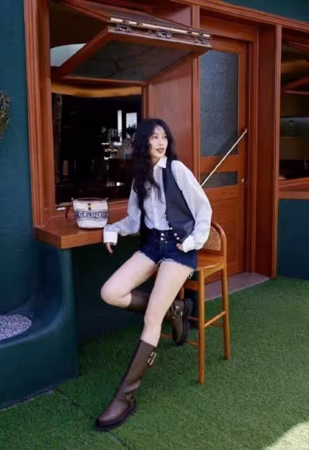 時尚女神張儷寫真：白襯衫+短褲+長靴展現完美大長腿，確實很有料