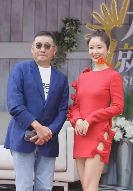 47歲林心如也發腮了！穿紅裙「扮嫩」好顯黑，口紅粘牙更尷尬