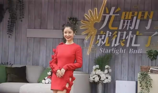 47歲林心如也發腮了！穿紅裙「扮嫩」好顯黑，口紅粘牙更尷尬