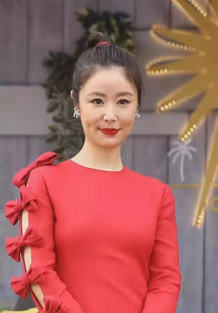 47歲林心如也發腮了！穿紅裙「扮嫩」好顯黑，口紅粘牙更尷尬