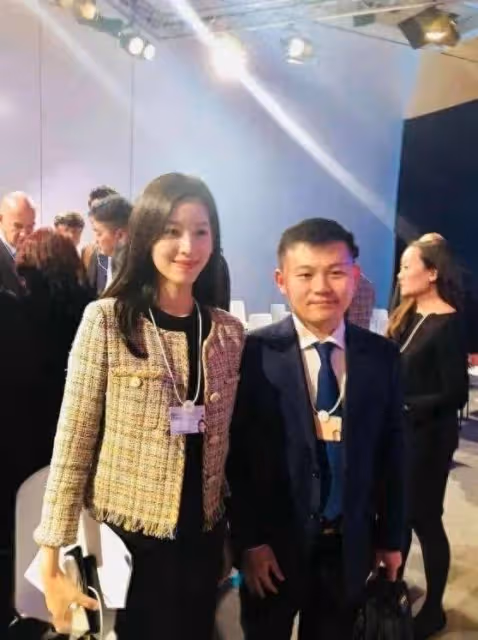 章澤天真有富貴相，同框何超瓊竟沒輸，穿6萬5外套不站C位卻搶眼