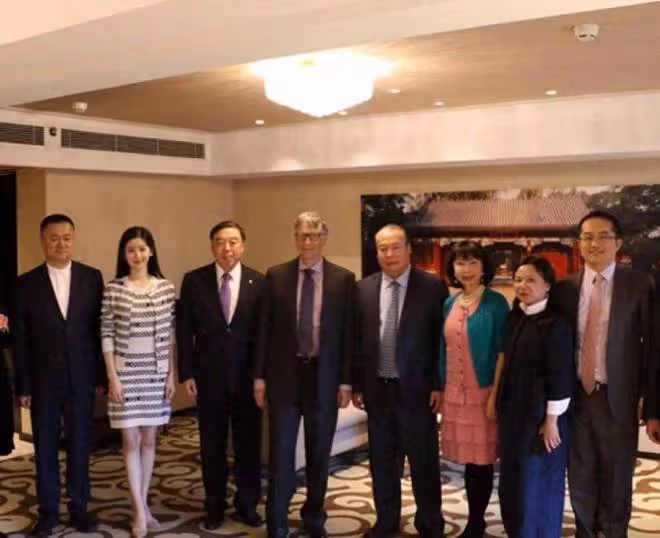 章澤天真有富貴相，同框何超瓊竟沒輸，穿6萬5外套不站C位卻搶眼