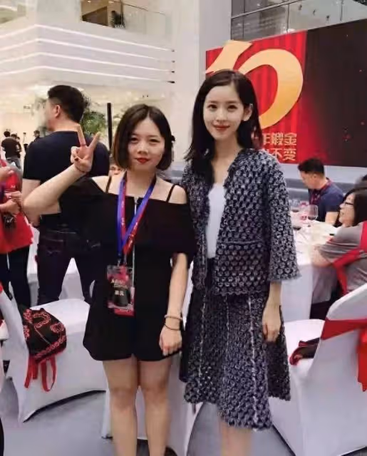 章澤天真有富貴相，同框何超瓊竟沒輸，穿6萬5外套不站C位卻搶眼