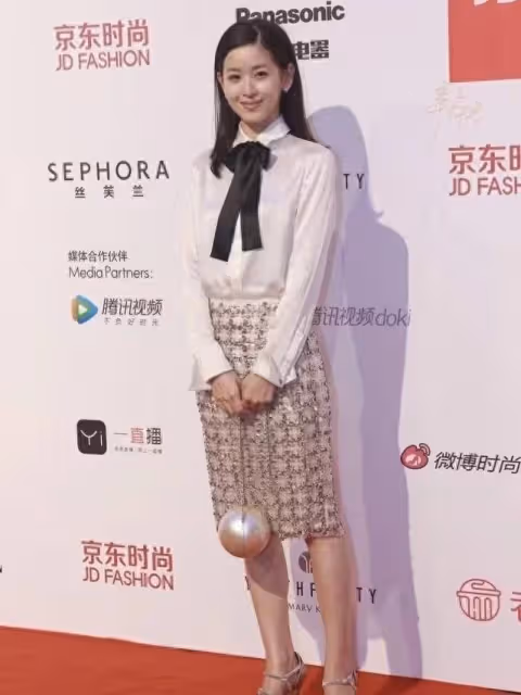 章澤天真有富貴相，同框何超瓊竟沒輸，穿6萬5外套不站C位卻搶眼