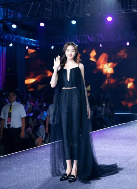 關曉彤穿著太大膽了！上身就兩塊布擋著，「大開中門」讓人看直眼