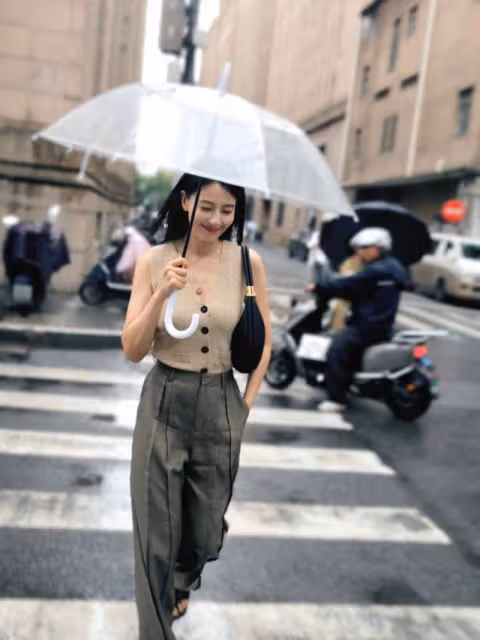高圓圓騎單車接女兒放學，卡其色短袖長裙搭配棕色瑜伽褲，休閒美