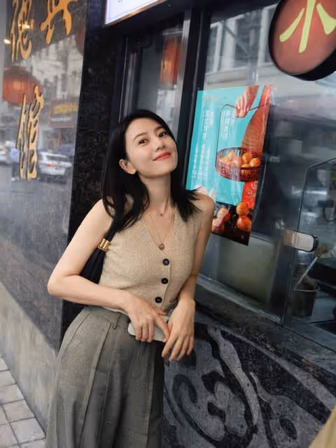 高圓圓騎單車接女兒放學，卡其色短袖長裙搭配棕色瑜伽褲，休閒美