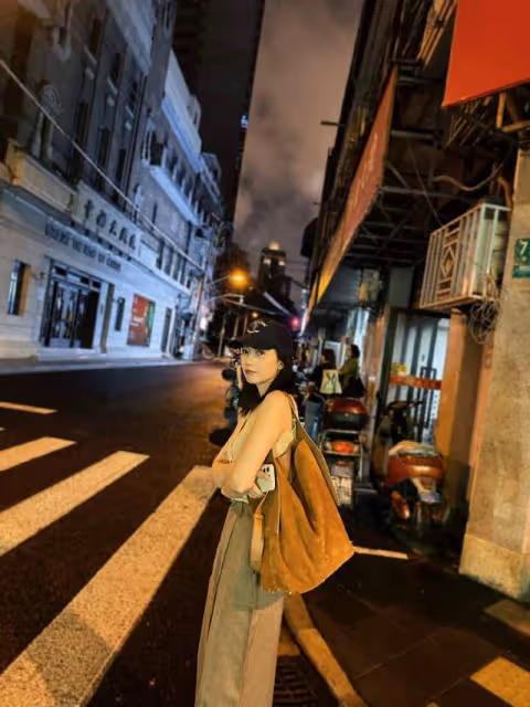 高圓圓騎單車接女兒放學，卡其色短袖長裙搭配棕色瑜伽褲，休閒美