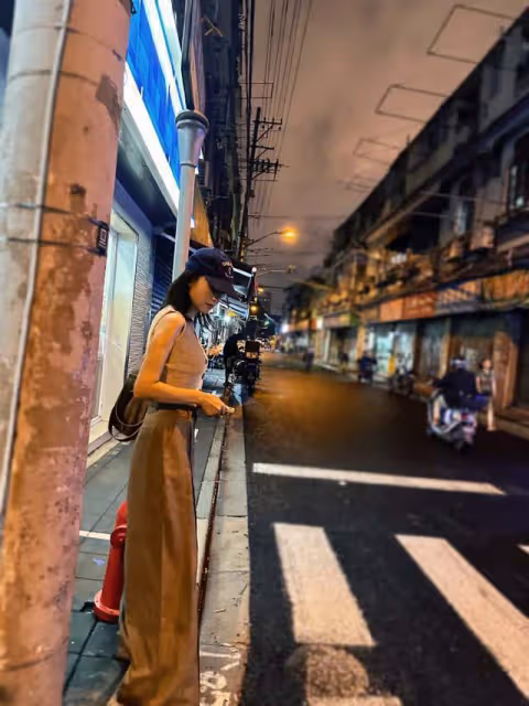 高圓圓騎單車接女兒放學，卡其色短袖長裙搭配棕色瑜伽褲，休閒美