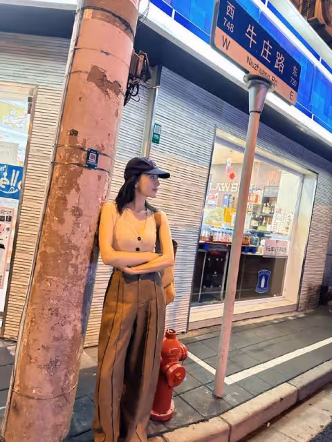 高圓圓騎單車接女兒放學，卡其色短袖長裙搭配棕色瑜伽褲，休閒美