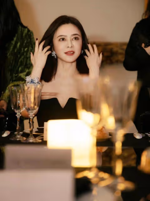 關之琳太卷了！61歲還有少女身材，穿抹胸連衣裙開高叉，凹凸有致