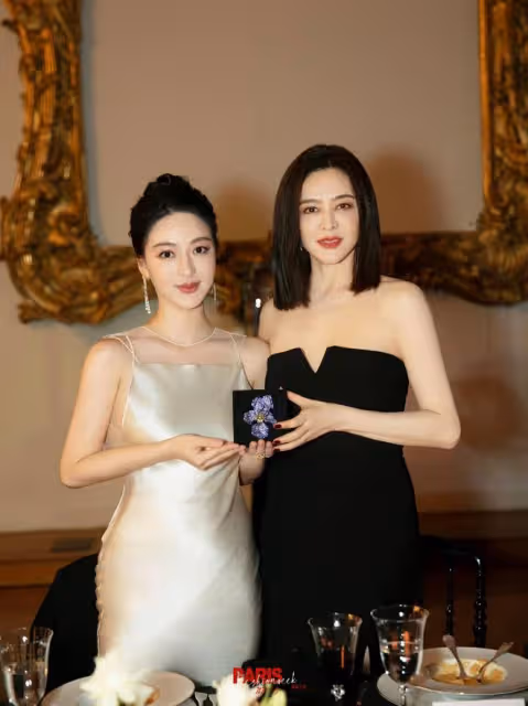 關之琳太卷了！61歲還有少女身材，穿抹胸連衣裙開高叉，凹凸有致