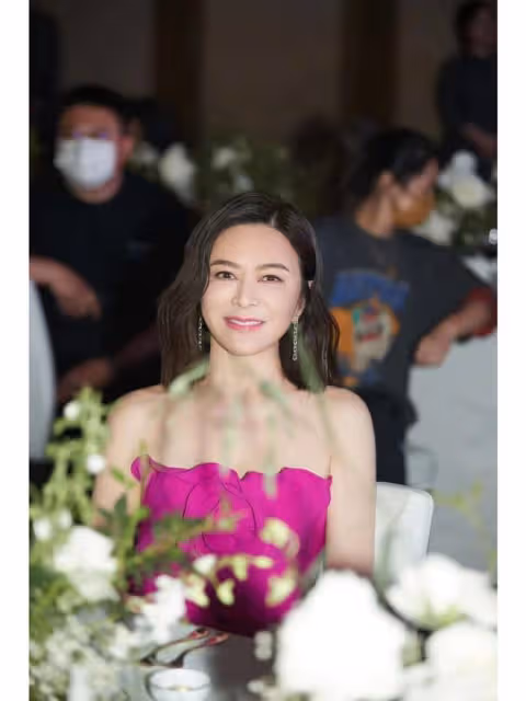 關之琳太卷了！61歲還有少女身材，穿抹胸連衣裙開高叉，凹凸有致