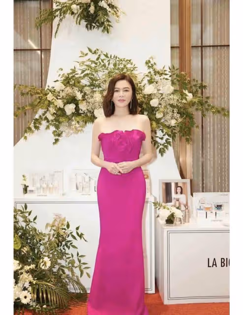 關之琳太卷了！61歲還有少女身材，穿抹胸連衣裙開高叉，凹凸有致
