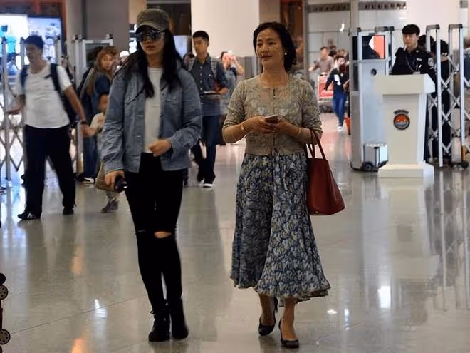 劉亦菲母女機場穿搭曝光，簡單舒適又時尚，媽媽比女兒更像明星！