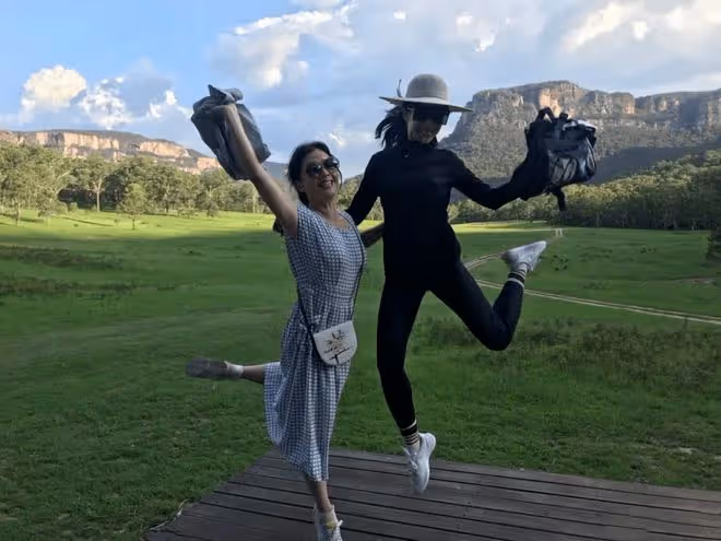 劉亦菲母女機場穿搭曝光，簡單舒適又時尚，媽媽比女兒更像明星！