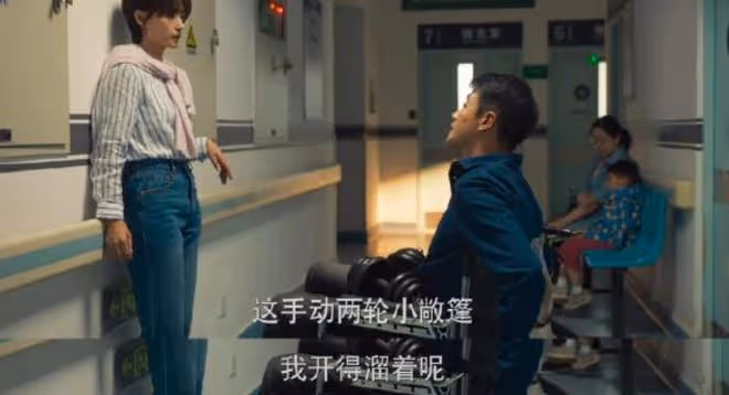 玫瑰的故事黃振華和誰在一起了?談一次戀愛,坐一次輪椅,費人