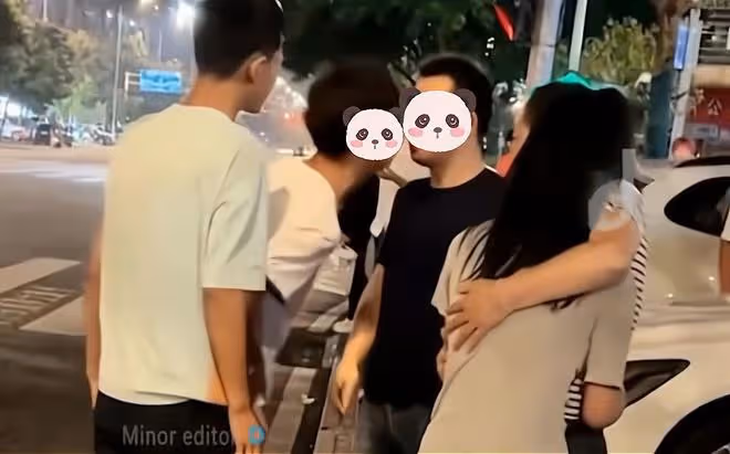 00後女孩被男友帶出去好幾天,父母找去理論,卻被男孩吐口水