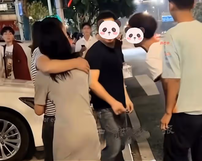 00後女孩被男友帶出去好幾天,父母找去理論,卻被男孩吐口水