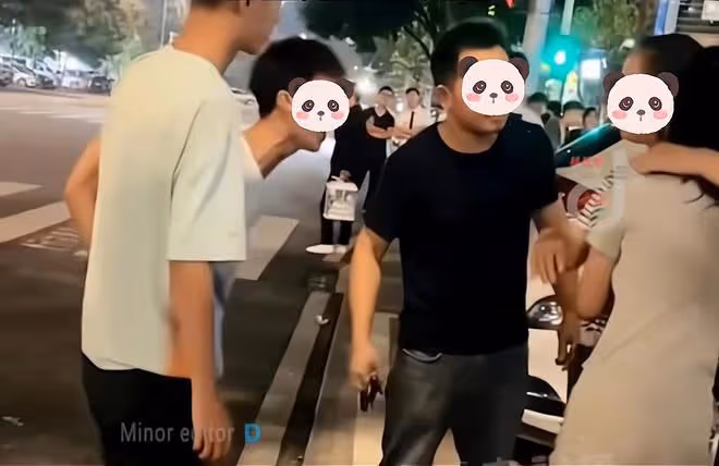 00後女孩被男友帶出去好幾天,父母找去理論,卻被男孩吐口水