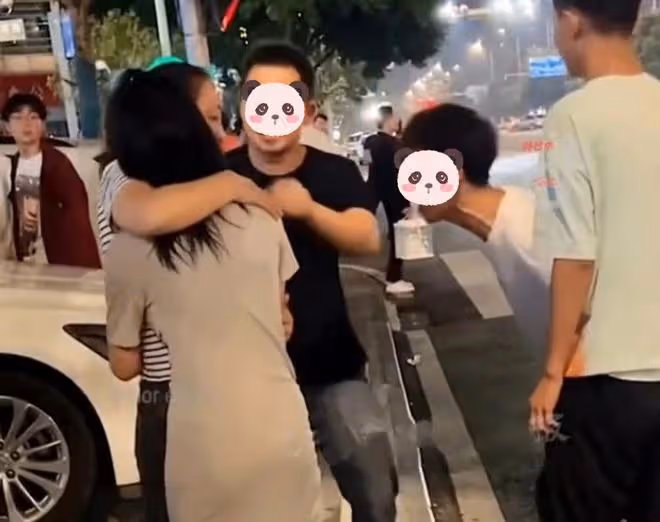 00後女孩被男友帶出去好幾天,父母找去理論,卻被男孩吐口水