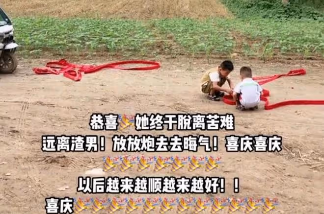 女子離婚被婆家刁難,娘家親自來接,在村口放鞭炮慶祝她脫離苦海